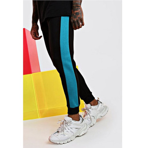 Pantalon de survêtement bleu pour homme avec bandes latérales blanches et poches zippées, style décontracté urbain - Product Image 4