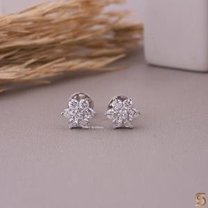 Pendientes de Flor con Moissanita |   Pendientes de tuerca con diseño floral de 0.36 CT y corte redondo |   Plata de Ley 925 |   Hermanos Satani - Product Image 5
