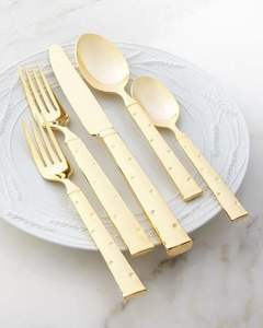 Elegante juego de cubiertos de metal diseñado para brindar una experiencia culinaria superior y un arreglo llamativo. - Product Image 4