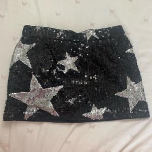 Capa de Lujo Hecha a Mano con Cuentas Negras y Doradas, con Elegantes Flecos Largos, Ideal para Disfraces de Escenario y Prendas de Alta Costura - Product Image 6