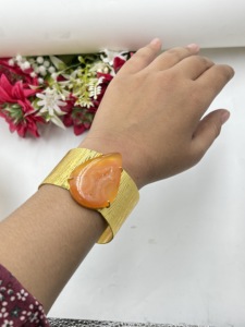 กำไลข้อมือทองเหลืองชุบทองประดับด้วยหินจีโอดสีส้มธรรมชาติสไตล์โบฮีเมียนคริสเตียน  งานแฮนด์เมด  แบบเปิด  ดีไซน์มีเท็กซ์เจอร์ - Product Image 6