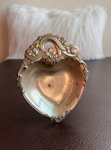 Bol décoratif en forme de fraise, finition argentée, avec bordure design, pour la présentation de fruits, la décoration de table et l'aménagement intérieur - Product Image 4