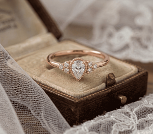 Anillo de compromiso clásico con múltiples piedras estilo vintage, con engaste en bisel, regalo de lujo, grado VVS, para boda, compromiso o aniversario. - Product Image 2