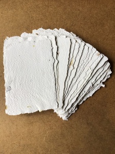 Feuilles de papier A4 de luxe plantables faites à la main avec bords festonnés naturels pour invitations, cartes de vœux et décorations de mariage - Product Image 1