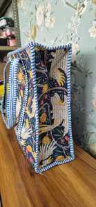 Sac fourre-tout matelassé en coton 100% fait main en Inde, avec des bretelles robustes, fermeture à glissière, motif floral, style bohème, pour la plage, les courses, pour femmes - Product Image 3