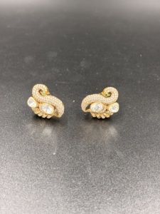 Boucles d'oreilles classiques plaquées or avec micro-incrustations florales pour femmes, motif paon - Product Image 2