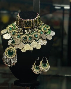Parure de bijoux afghans tribaux lourds comprenant un collier bib à grandes pièces et des boucles d'oreilles chandelier imposantes - Product Image 1