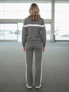 Chándal de mujer de alta calidad con tela transpirable, costuras duraderas y diseño cómodo para un estilo de vida activo. - Product Image 6