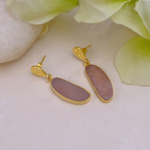 ต่างหูทองชุบประดับมูนสโตนสีพีชธรรมชาติ - ต่างหูแบบติดเพชรพลอยแฟนซีทำมือสำหรับผู้หญิง - ผู้จำหน่ายเครื่องประดับทองเหลืองขายส่ง - Product Image 1