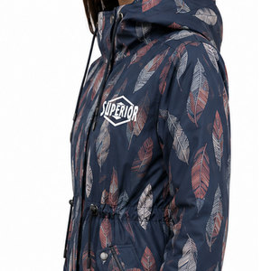 Chaqueta Larga de Lujo para Mujer con Exterior Impermeable, Interior de Forro Polar Suave, Capucha Ajustable y Estilo Urbano Moderno - Product Image 3