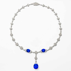 Exclusivo Collar de Oro Blanco de 14K con Zafiro de 44.20ct y Diamantes Cultivados en Laboratorio, Diseñado para Trajes de Novia y Eventos de Alta Gama - Product Image 1