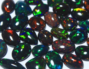 Piedras Preciosas de Ópalo Natural Etíope Negro de Formas Mixtas, Tratadas con Humo, para Joyería, Directamente de Fábrica HASNAIN GEMS, con Juego de Colores - Product Image 1