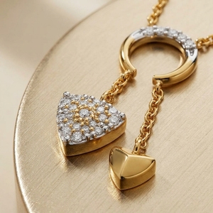 Pendentif Lariat en Or Bicolore 18 carats avec Diamants, Forme Cercle Croissant, Orné d'un Charme Taille Trillion et de Diamants de Laboratoire - Product Image 4