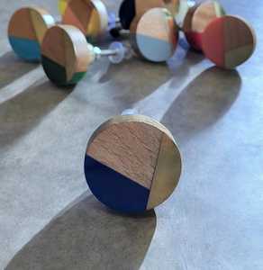 Poignée de meuble en résine géométrique rose et or, en laiton et hêtre, unique et artisanale, pour tiroir - Product Image 4