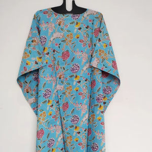 ชุดเดรสผ้าฝ้ายลายดอกไม้สีฟ้า งานแฮนด์เมดสไตล์อินเดีย เหมาะสำหรับใส่คลุมชุดว่ายน้ำชายหาด สไตล์โบฮีเมียน ชุดเดรสยาวสำหรับฤดูร้อน เหมาะสำหรับใส่ไปเที่ยวพักผ่อนในรีสอร์ท - Product Image 1