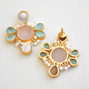 Boucles d'oreilles pendantes en laiton de qualité supérieure, plaquées or 18 carats, avec quartz rose et perle d'eau douce, style classique et mignon, finition polie, tendance et élégantes - Product Image 3