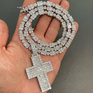 Pendentif de luxe certifié Dvars en argent sterling 925 plaqué or 18 carats, serti de diamants, émeraudes et moissanites taillées, motif croix, idéal pour les soirées - Product Image 3