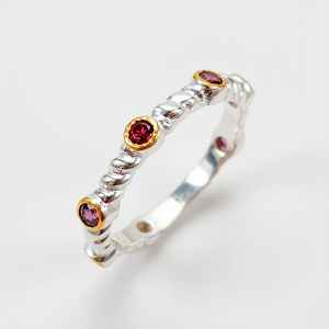 Anillo de Granate con Diseño de Rama Pequeña, Delicado, Inspirado en la Naturaleza, Color Rojo Intenso, Estilo Clásico y Atemporal, Joyería de Alta Gama, Ideal para Bodas, Certificado IGI - Product Image 1
