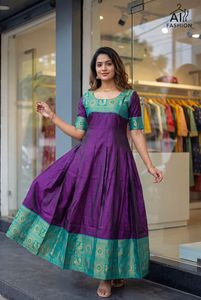 Kurti Amarillo de Seda hasta el Suelo con Borde Verde, Traje Tradicional Indio para Bodas, Kurta Holgada para Mujer - Product Image 3