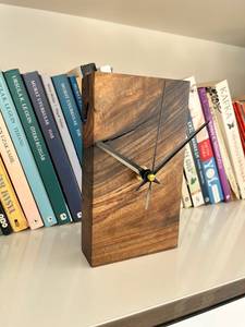 Horloge de bureau en bois artisanale, décoration d'intérieur faite à la main, horloge de table intelligente, alimentée par piles, chambre à coucher, bureau, salon, salle à manger - Product Image 4