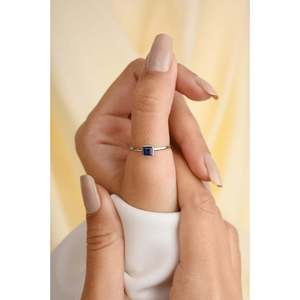 Bague de mariage solitaire carrée en or blanc 18 carats et platine avec saphir bleu - Product Image 5