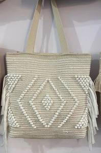 Sac fourre-tout bohème tissé à la main en gros |   Sac à bandoulière en jute à fleurs tuftées |   Sac de plage de voyage résistant à l'eau avec franges PomPom - Product Image 3