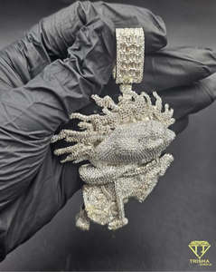 Colgante de Lujo con Diseño de Cabeza de Duende de Dibujos Animados en Plata de Ley 925 con Diamantes de Moissanita Completamente Engastados - Product Image 1