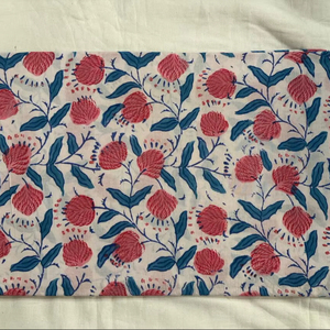 Tela de Algodón Estampada a Mano con Motivos Florales Rojos sobre Base Blanca, Tela de Algodón con Estampado Jaipuri Hecho a Mano en India, Patrón Botánico - Product Image 3