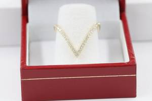 Anillo de banda único con diamante cultivado en laboratorio en forma de V, oro sólido de 10k, apilable, minimalista, joyería de lujo para enamorados. - Product Image 4