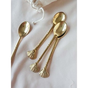 Entrega rápida Restaurante clásico Hotel Cubiertos chapados en oro cucharas y tenedor juego de cubiertos Boda con diseño de relieves Mango largo - Product Image 3