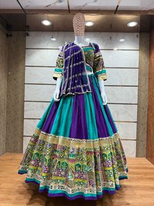 Conjunto Étnico de Chaniya Choli de Seda y Algodón Romano Premium con Dupatta con Trabajo de Espejos Reales para Bodas y Navratri - Product Image 4