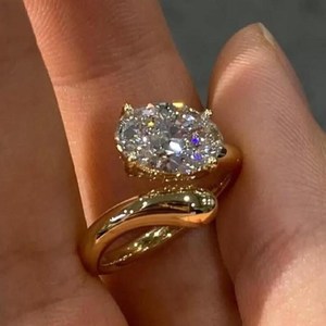 Bague de fiançailles de luxe SATVIK RATNA 2,5 CT, diamant de laboratoire de couleur E, taille ovale, certifié IGI, or 14 carats, bande incurvée unique - Product Image 1
