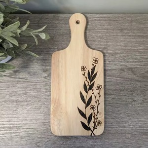 Tabla de cortar de madera de arce hecha a mano con incrustaciones de hoja de burdeos, asa integrada, orificio para colgar, apta para lavavajillas - Product Image 3
