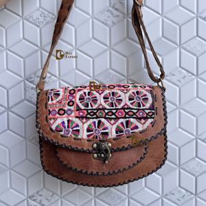 Bolso bandolera de cuero genuino hecho a mano para mujer, bolso de diseñador multiusos con bordado elegante, inspirado en gitano - Product Image 1