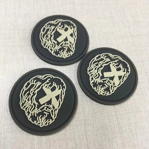 Écussons de marque personnalisés en PVC thermocollant et flexibles avec logo 3D en relief pour vêtements streetwear, commandes en gros - Product Image 2