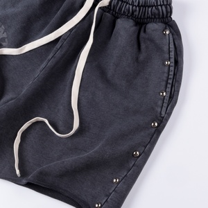 กางเกงขาสั้นทรงหลวมสบายๆ สำหรับผู้ชายผู้หญิง พร้อมหมุดย้ำด้านข้าง เอวยางยืด ดีไซน์เชือกผูก สตรีทแวร์ แฟชั่น กางเกงขาสั้นฤดูร้อน - Product Image 5