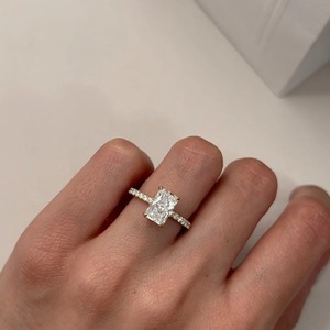Anillo de Compromiso de Lujo con Corte Radiante en Oro Amarillo de 14k, con Halo Oculto y Banda Pavé, Certificado IGI y Claridad VVS - Product Image 3