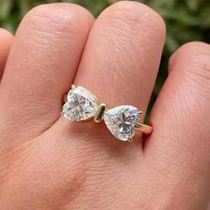 Bague en moissanite à double pierre taille cœur style nœud pour femme, plaqué or, argent 925 véritable, cadeau idéal pour anniversaire ou promesse pour les amoureux - Product Image 1