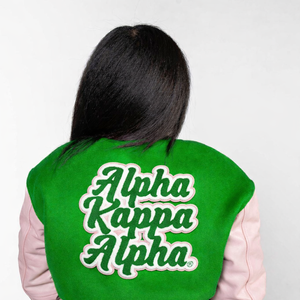 Chaqueta Varsity Verde AKA 1908 con Mangas de Cuero y Crema de Lana, Parche con Cuentas, Bordado Chenille, Chaquetas Varsity con Logotipo Personalizado - Product Image 3