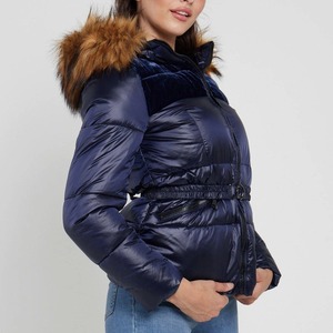 Veste d'hiver matelassée pour femme OEM avec capuche en fourrure, design décontracté et respirant, motif uni, manteau bouffant pour femme - Product Image 6