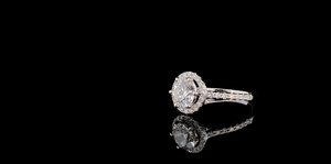 แหวนหมั้นเพชรทรงกลม 1.70 กะรัต ผลิตในห้องปฏิบัติการ ตัวเรือนทองคำแท้ 14K ประดับเพชรแบบ Halo - Product Image 2