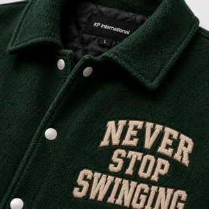 Chaqueta Varsity Verde para Hombre, Bordada con 'Never Stop Swinging', Estilo Preppy, Corte Regular, para Otoño - Product Image 3