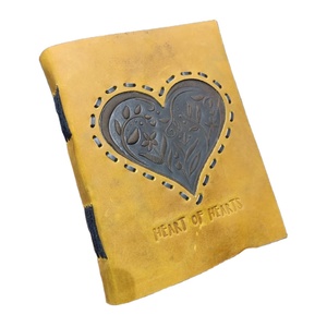 Vente en gros de carnet de voyage vintage en cuir avec cœur gaufré fait à la main personnalisable format journal relié en cuir 8x6 pouces - Product Image 1