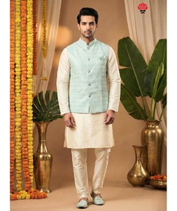 Vêtements traditionnels indiens en soie Dhupian, ensemble Kurta et pantalon avec poches des deux côtés pour hommes, pour les mariages et les festivals. - Product Image 1