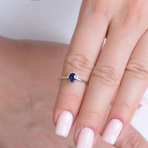 แหวนหมั้นไพลินสีน้ำเงินทรงรี ประดับพลอยเม็ดเล็ก วงแหวนอัญมณี ของขวัญวันเกิดสำหรับเธอ - Product Image 2