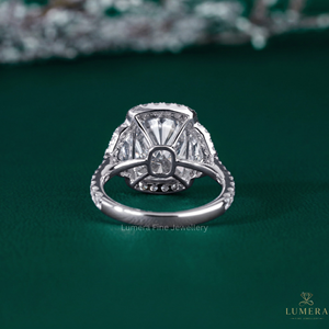 Bague de fiançailles en diamant taille coussin avec pierres latérales Cadillac et rondes, couleur D-E, clarté VS1, or 18 carats, pierre de luxe - Product Image 3