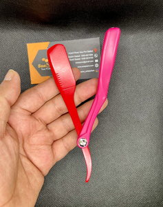 Kit de Afeitado Manual para Hombre de Alta Calidad, Personalizable, con Mango de Silicona, Cuchillas de Acero Inoxidable de un Solo Filo, Diseño de Pluma - Product Image 4