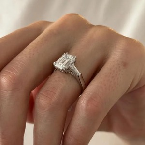 Anillo de compromiso y boda de oro blanco de 18 quilates con diamante de laboratorio de 4 quilates de corte esmeralda y tres piedras baguette cónicas, color E - Product Image 3