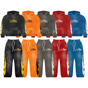 Conjunto de chándal de dos piezas vintage personalizado para hombre, con sudadera con capucha estampada con efecto desgastado y pantalones de chándal anchos acampanados estilo streetwear. - Product Image 1