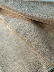 Tissu satiné traditionnel à motif floral - Product Image 1